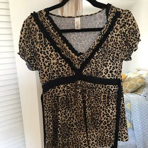 Tire around short sleeve V-neck blouse